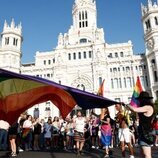 Un grupo de manifestantes sitúan la bandera LGTBIQ+ frente al Ayuntamiento