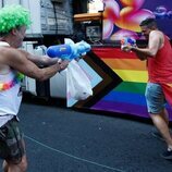 Un grupo de manifestantes se divierte durante la marcha del Orgullo LGTBIQ+