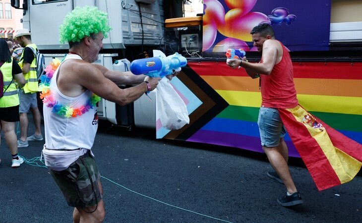 Un grupo de manifestantes se divierte durante la marcha del Orgullo LGTBIQ+