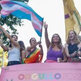 Irene Montero, vestida de la enseña arcoíris, ondea la bandera trans sobre una carroza del Orgullo LGTBIQ+ de Madrid