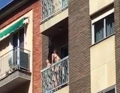 Graban a una pareja teniendo sexo en el balcón de su casa