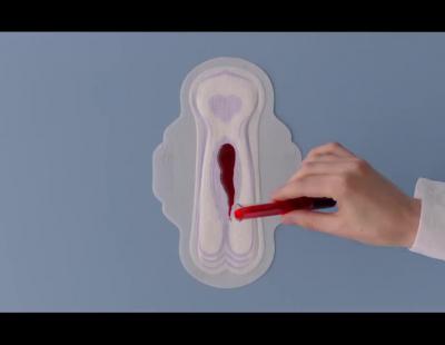 El primer anuncio de compresas que muestra sangre