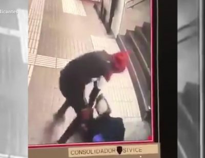 Puñetazos y patadas a una mujer para robarle el bolso en el metro de Barcelona