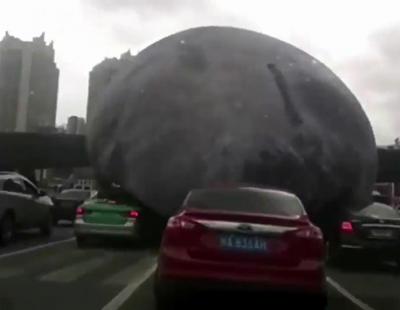 Un globo gigante sale rodando por China